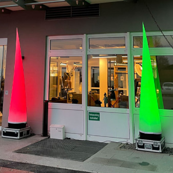 Zwei Lichter vor einem Eingang